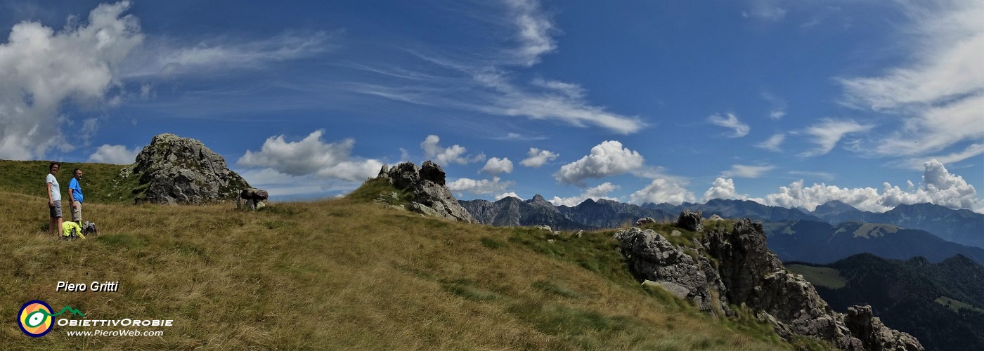75 Vista panoramica sul pianoro con l'altare in pietra .jpg